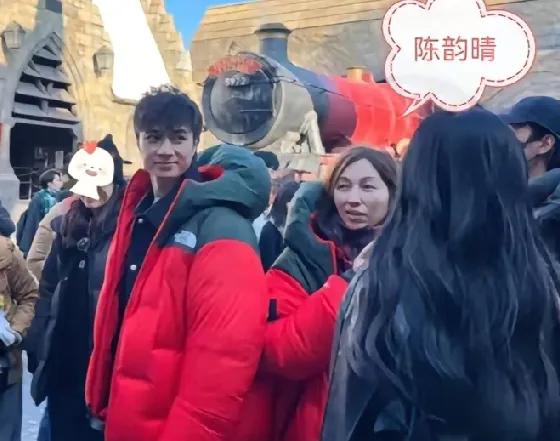 12月27日，歌手古巨基和56岁的老婆在逛环球影城的时候被网友偶遇，当天古巨基穿