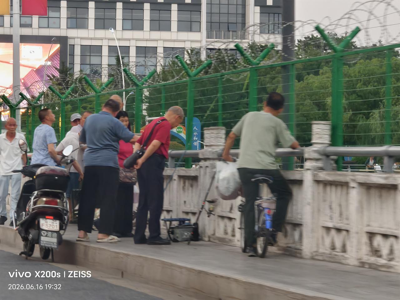 晒图笔记大赛严管重罚：随州市有关部门，为了防止钓鱼爱好者在舜井坝桥上钓鱼，专门筑