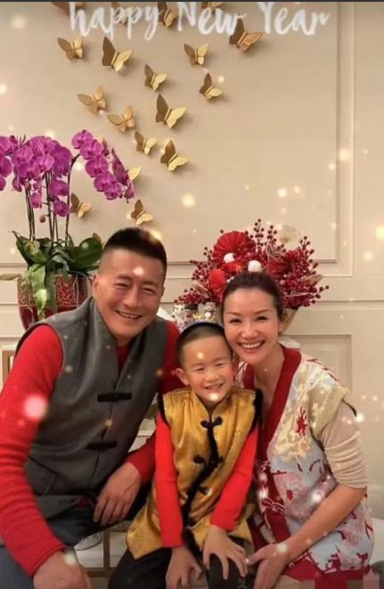 2003年，高曙光拍完戏回家就跟妻子江珊说：离婚吧，我和你三观不合。江珊二话不说