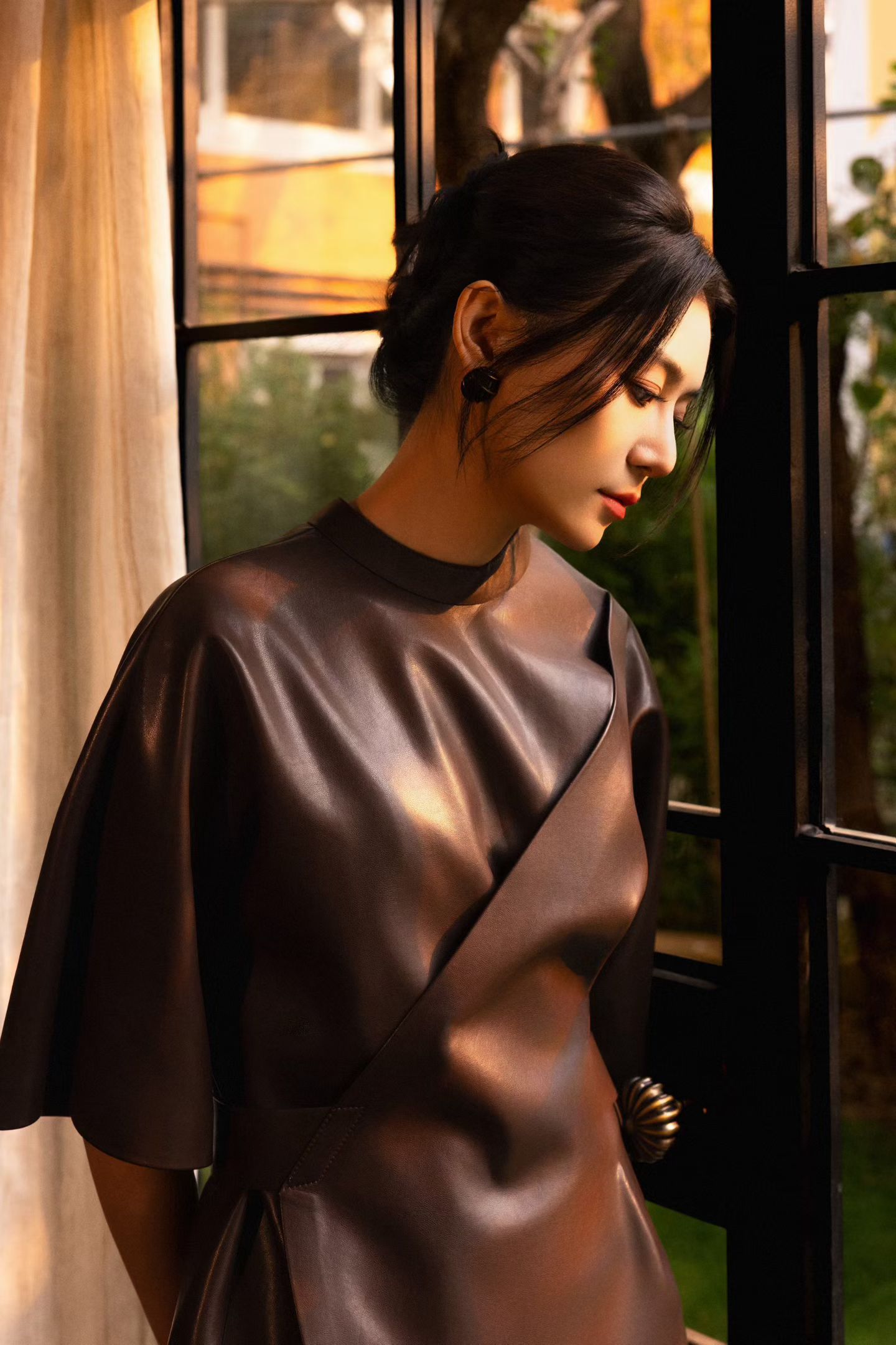 真的会反复为刘子鹤心动！新写真氛围感封神，墨竹挂画搭配鎏金屏风，雅致又高级。棕色