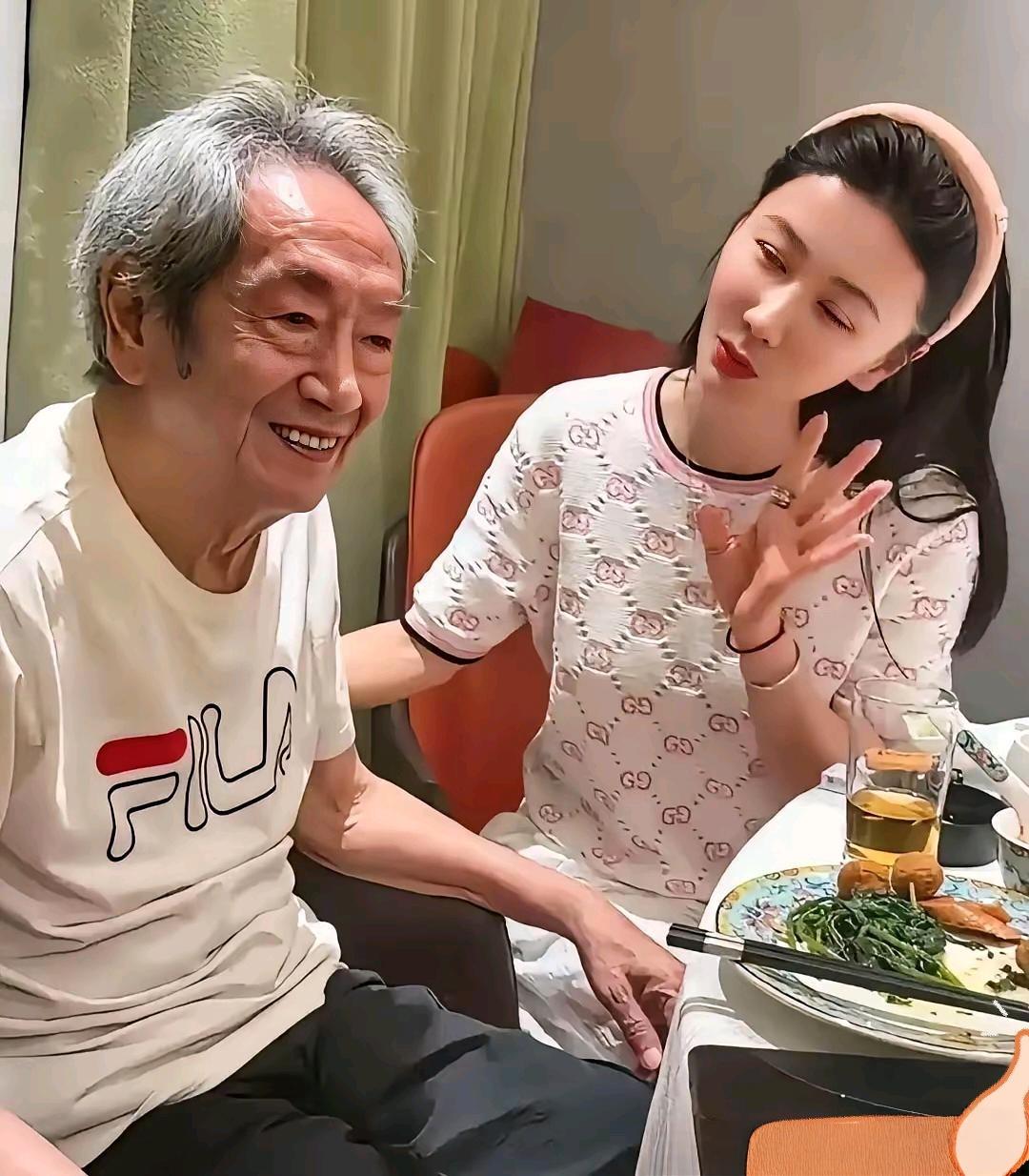 这大概就是真爱吧！
整整十年过去，两人依旧恩爱如初。
整整37岁的年龄差距，却丝