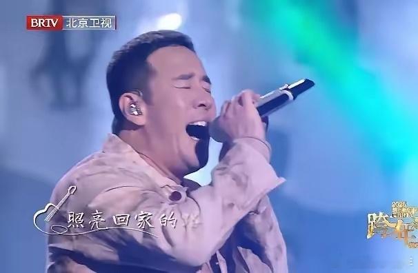 杨坤在北卫跨年晚会上出其不意，本以为他会唱成名曲《无所谓》，却选择了去年1月发行