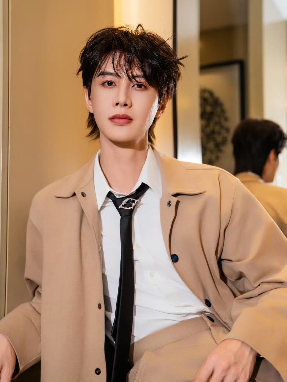 何健麒回应从高铁售票员转行 何健麒说不后悔转行拍短剧 从高铁售票窗口的精准出票，