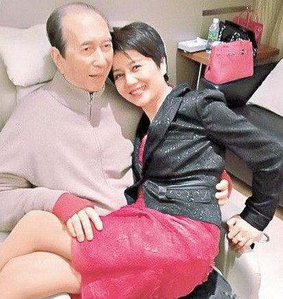 奚梦瑶的婆婆，赌王四姨太，曾经只是一名普通的舞蹈演员，如今却坐拥223套房产、1