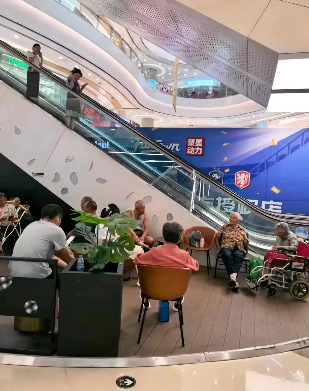 说咖啡店低温赶人?
而实际上是这些老人家里都有空调，就是省钱不开。
美其名出门活