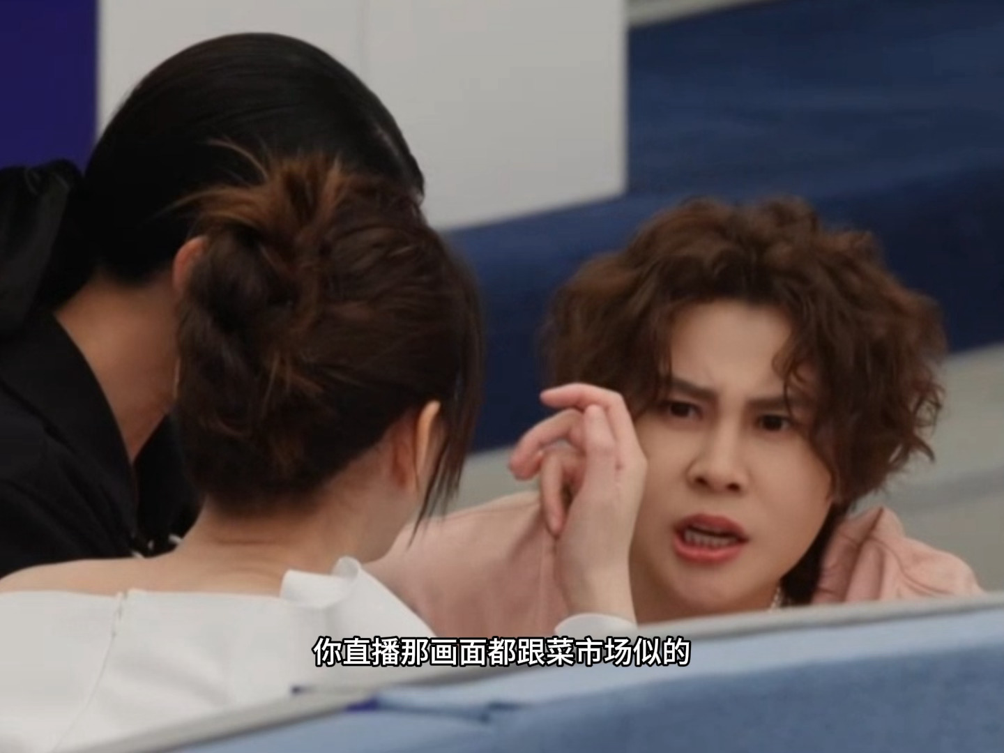 啊啊啊啊啊王濛以为现在主机位没拍她然后：其实现场很乱，现在直播那画面都跟菜市场似