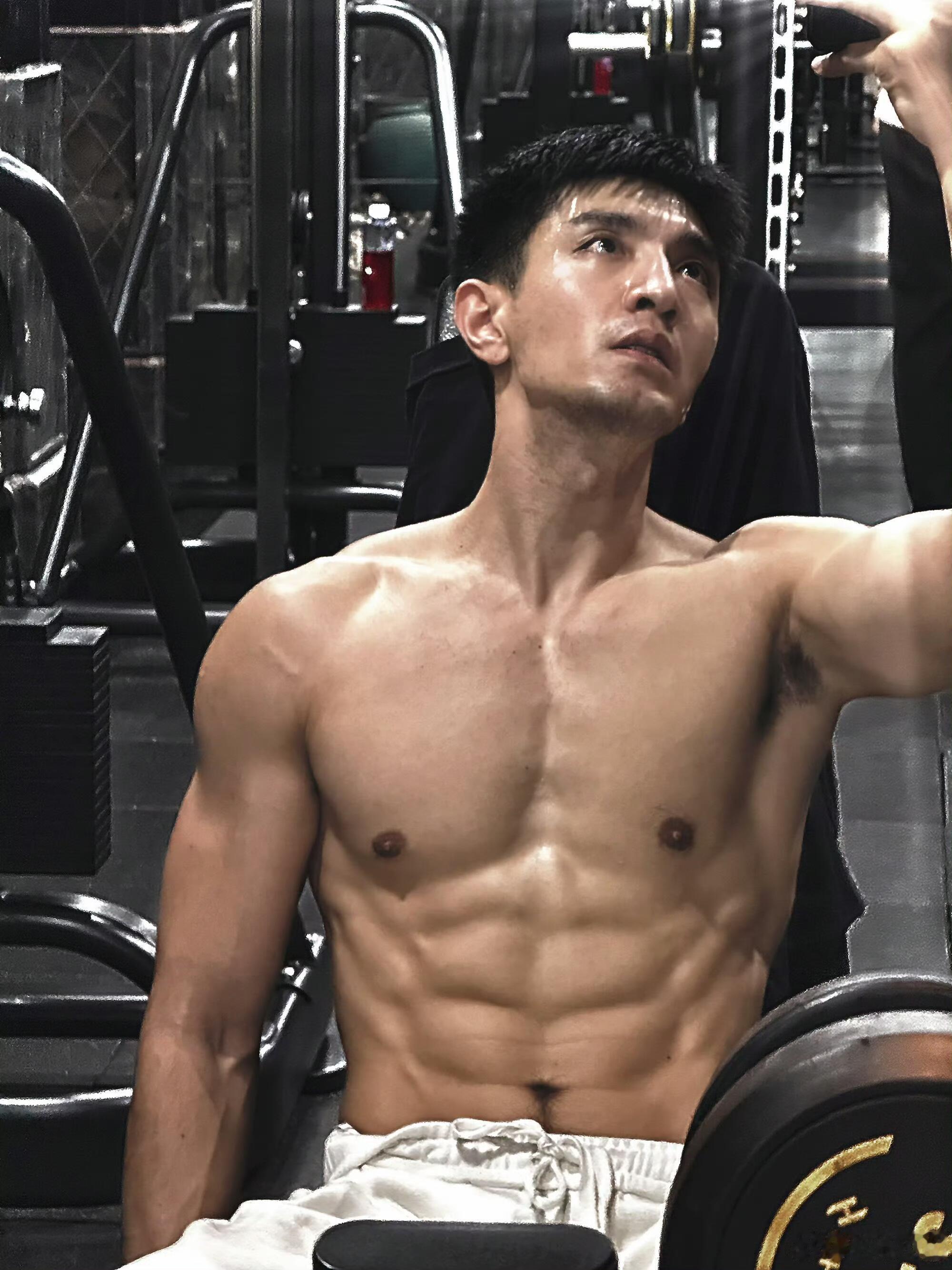 金瀚好迷人的肌肉线条金瀚男人味快溢出屏幕了紧身黑衫藏不住优越臂肌，交叉双臂时流畅