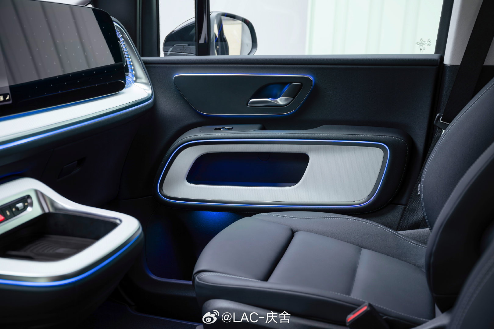 奔驰VLE全球首发，上一条给大家整理了一下外观风格，这条给大家更新一下内饰：图1