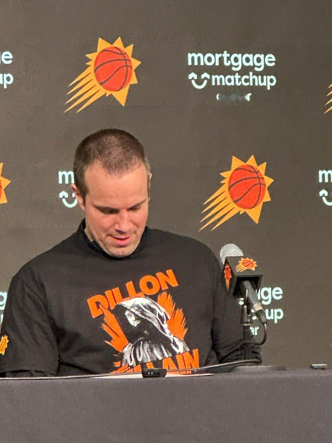 今天是狄龙的反派之夜，前5000名到场的球迷可获得狄龙这个反派主题的T恤。甚至在