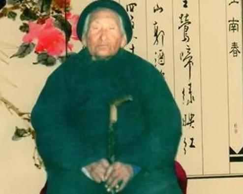 1941年，一八路军干部被伪军五花大绑，要押进城审问。谁料，刚到城门口，突然，一