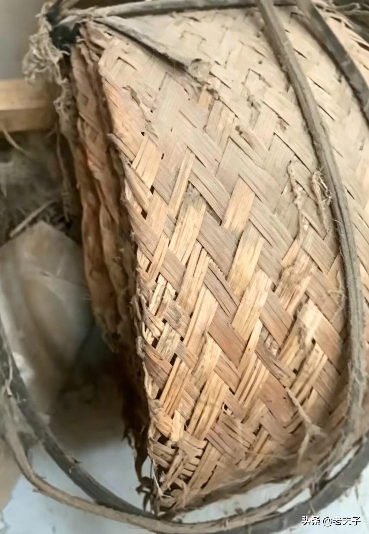 东北方言之（733）踅（xue二声）子：
用高粱杆或者芦苇p皮编成的长条粗席，编