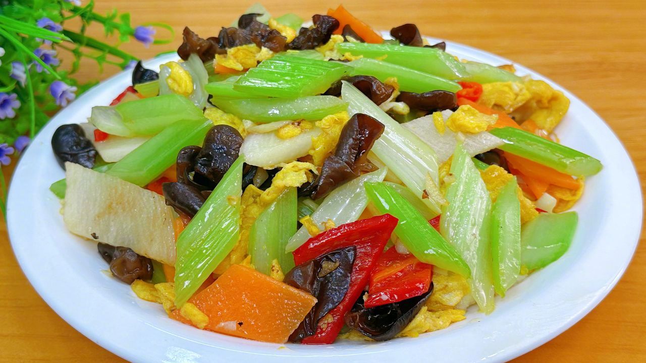 常吃芹菜，能消水肿哟 健闻登顶计划   这个问题吃什么 久坐的人容易有下肢水肿的