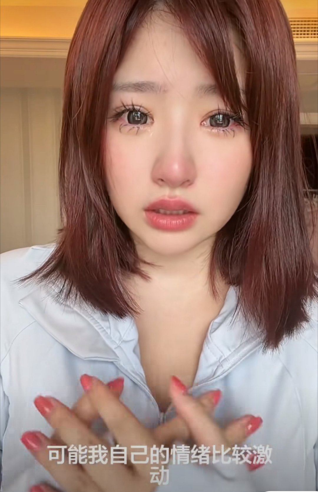 黄一鸣发视频道歉 黄一鸣因遛狗未牵绳与路人发生争吵，事后发布视频化着美美的妆容，