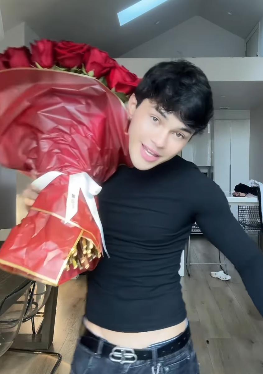 他用行动告诉全世界：
被家暴的不是弱者，
被甩的不是笑话，
真正的大男主，
是从