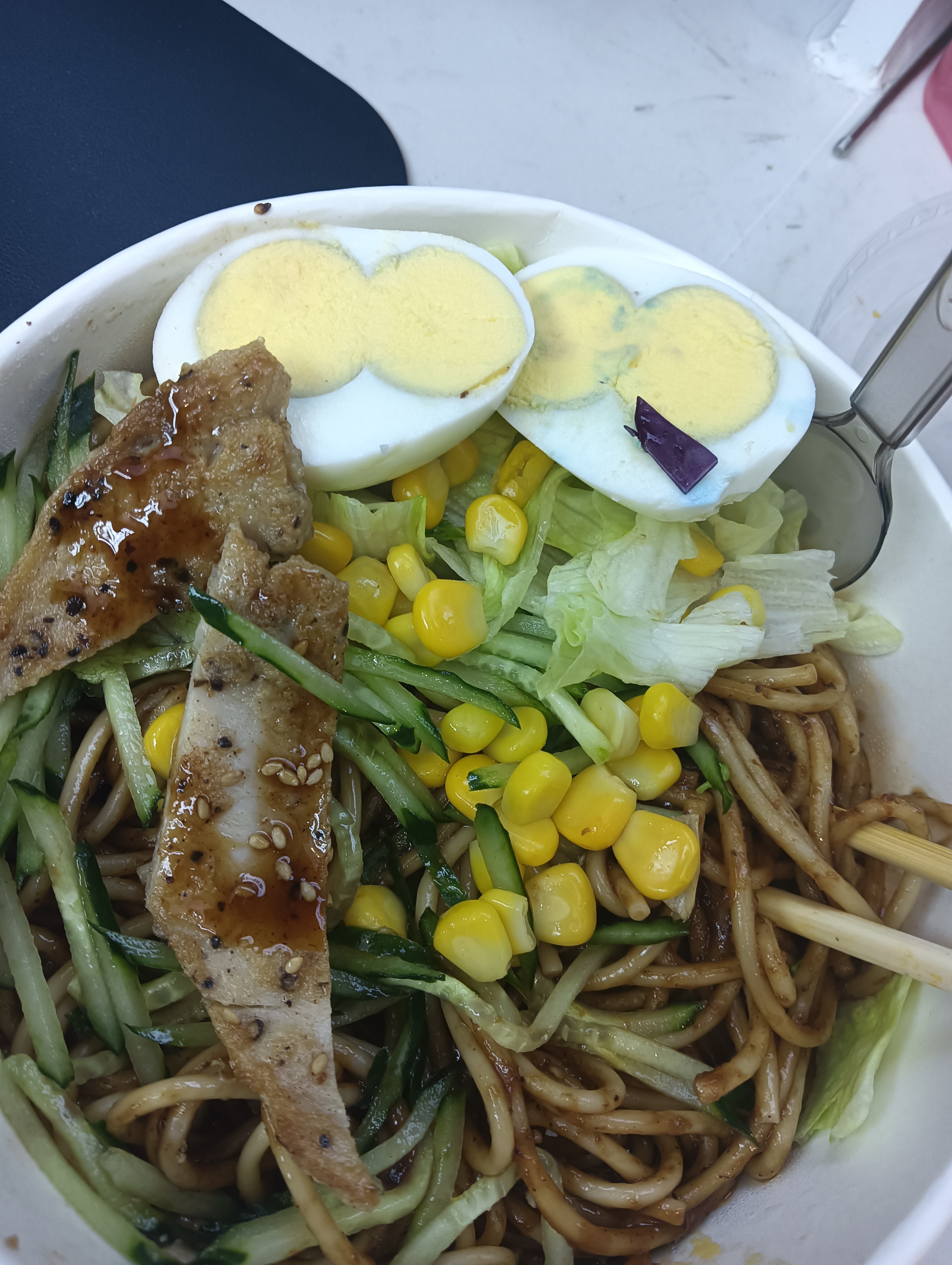 除了面和肉其他的都一个味不好吃可恶，没想到有一堆生菜感觉自己像是在吃减脂餐