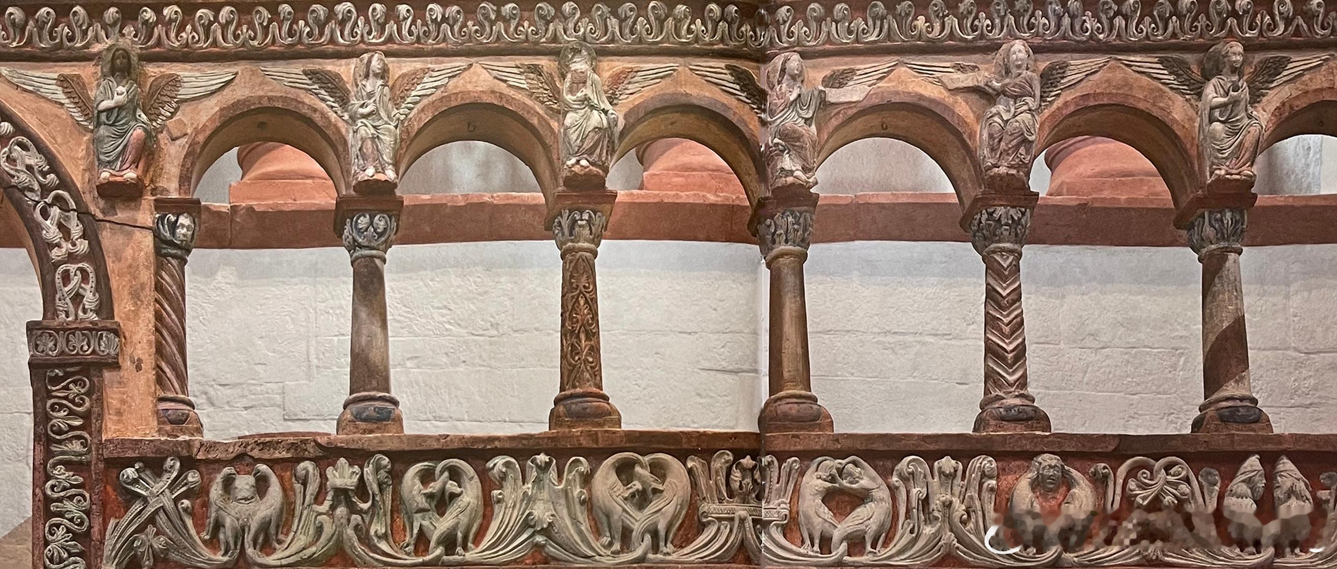 # 罗马式时期艺术  ROMANESQUE # 唱诗班围屏、圣坛屏与布道坛为了区