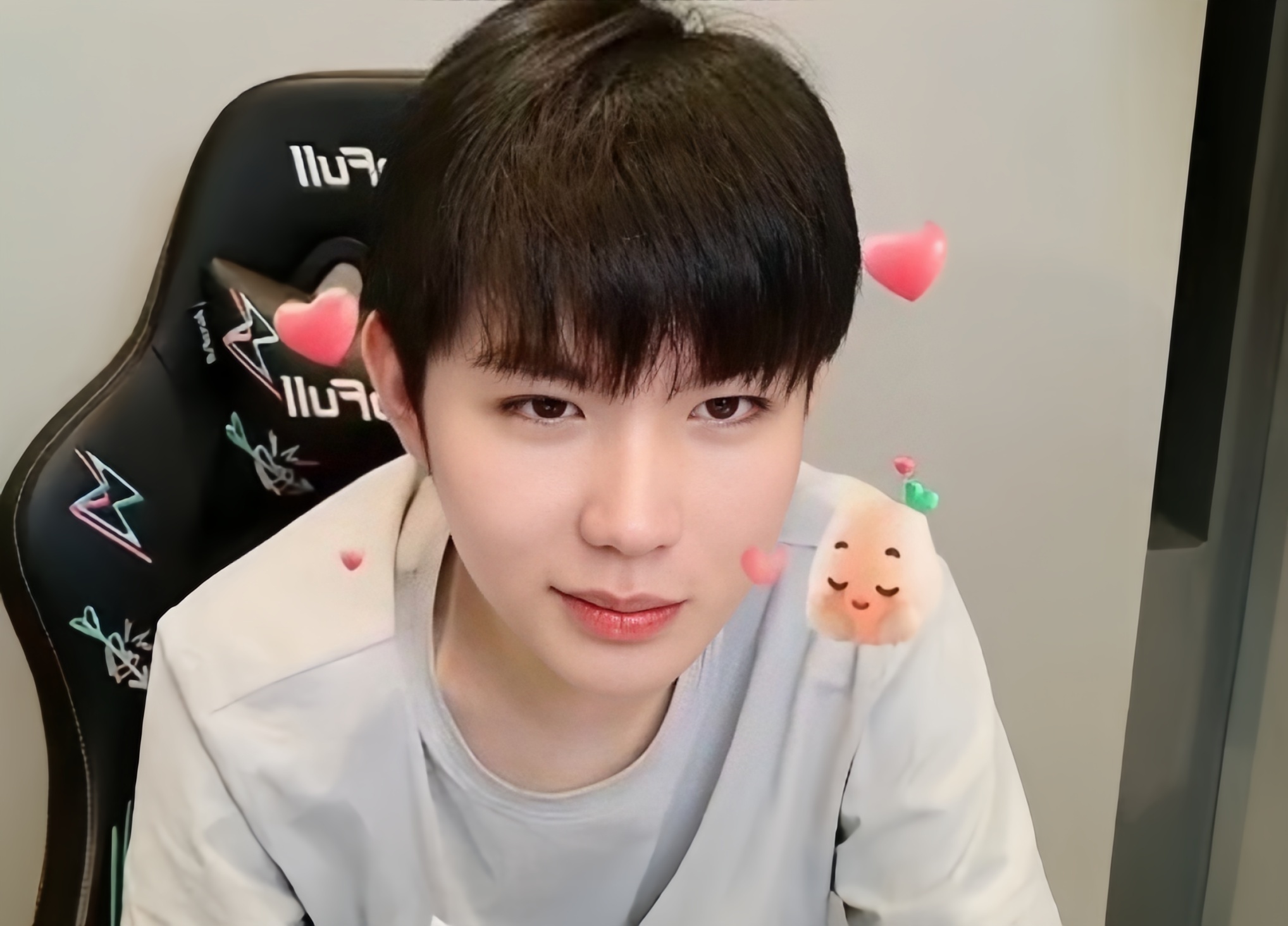 九尾XXZ与九尾共赴鑫光璀璨🦊电竞夏日营业中今晚萌度超标 