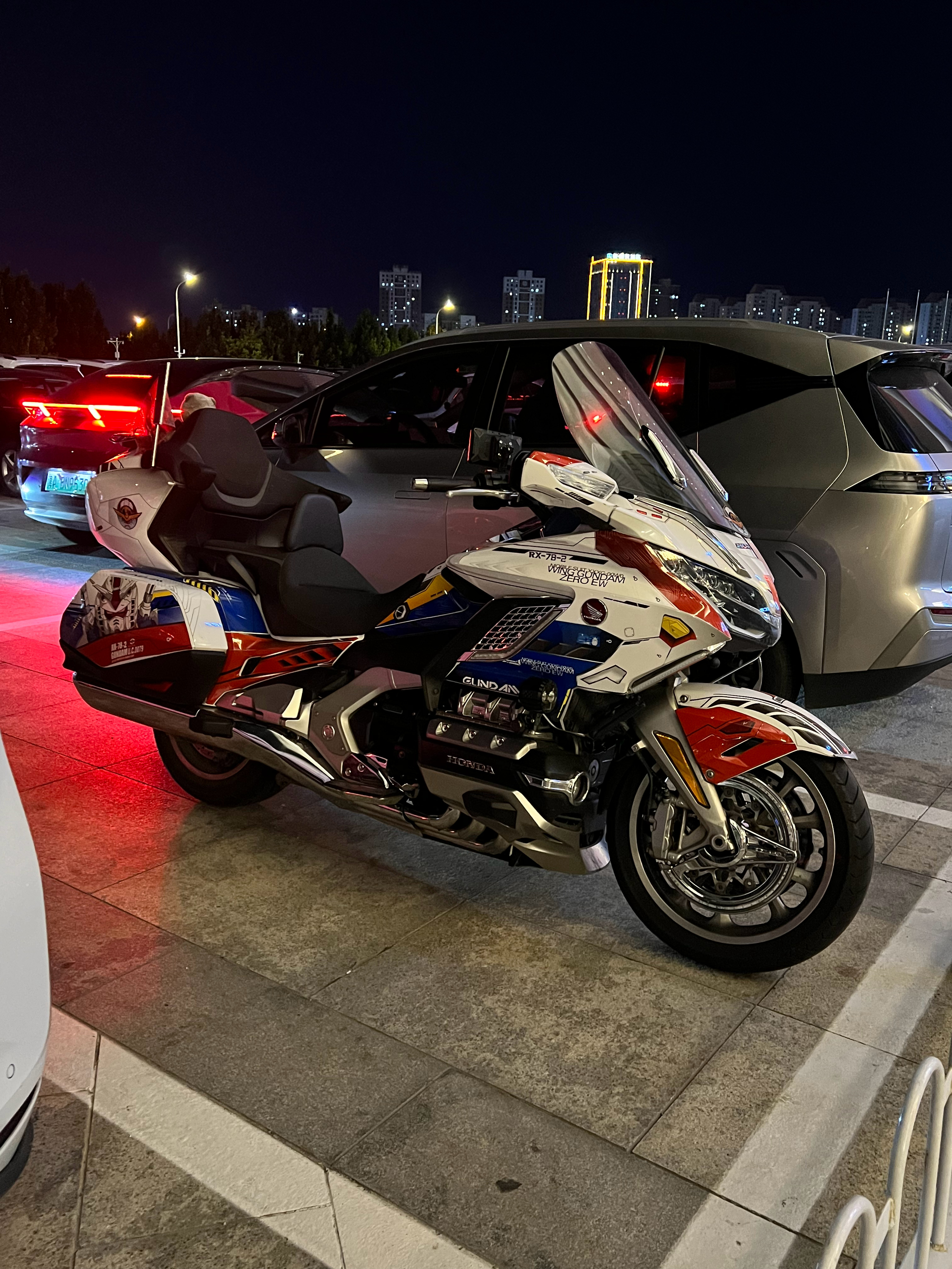 偶遇一台旅行摩托车之王，本田金翼。这个车也是真的强，我在网上看到一个大哥，一年骑
