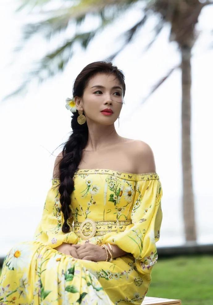 刘涛麻花辫太减龄了！🌼
 
侧编麻花辫+黄色一字肩印花裙，明媚又少女，这状态谁