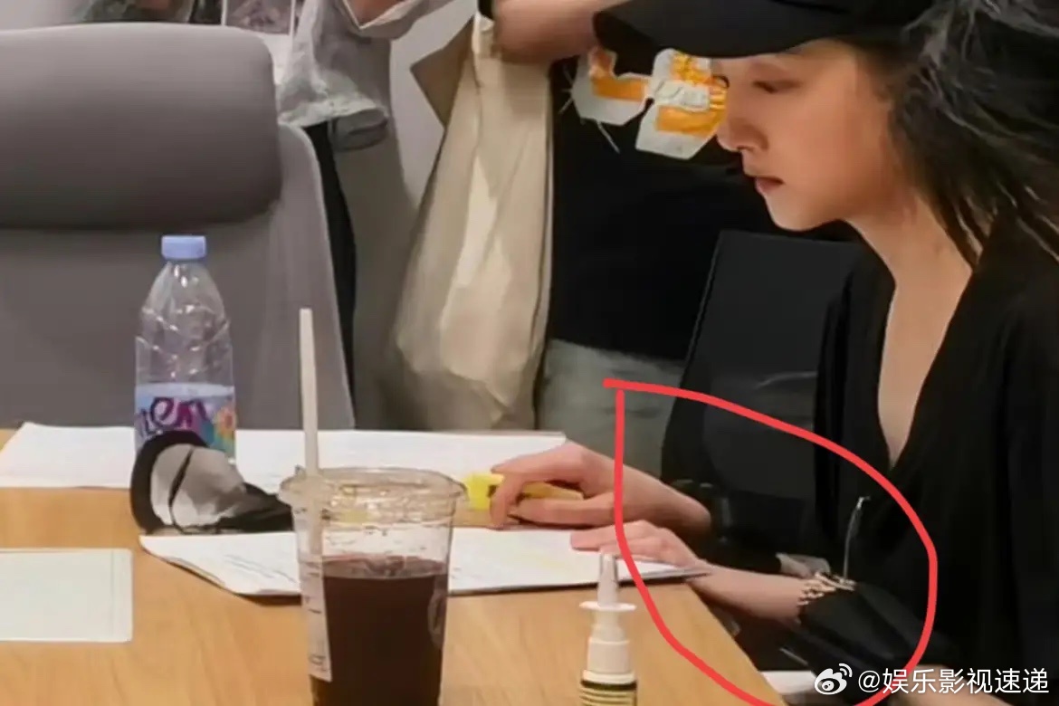 关晓彤戴那东西不嫌重吗，我算是服了！看到她照片第一眼还没注意，就看她手腕上多了个