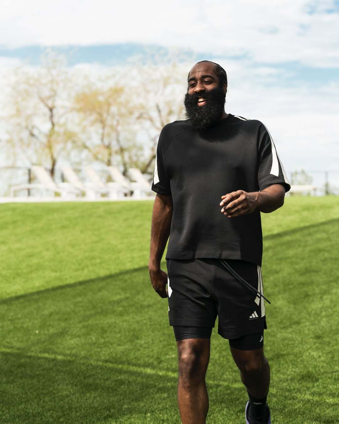 哈登带杰威参观了他的豪宅，还展示了自己的球鞋藏馆