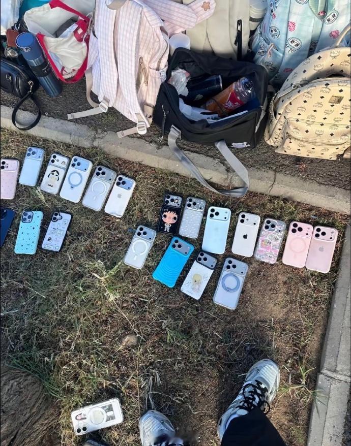 军训场上，几十台手机摊在草坪上，后盖亮出来一看，清一色的苹果标。这画面确实挺扎眼