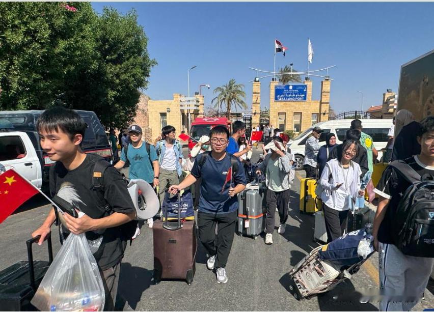看过很多难民撤侨的视频、图片，这张不一样。

昨天，119 名中国人从以色列撤离