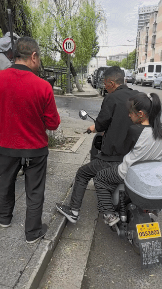 钓鱼佬在湖中钓到一条大鲤鱼？
刚一上岸就被路人花钱买走。
这种野生鲤鱼好吃吗？河