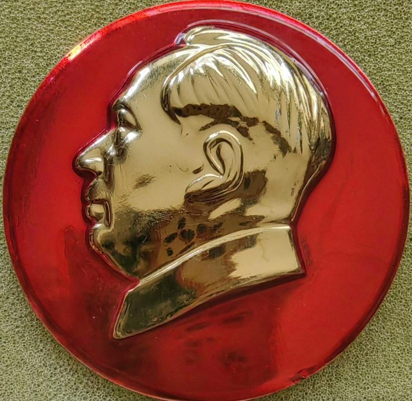 ＃毛主席像章分享＃
   《毛主席万岁【云南人民广播电台·努力办好广播为全国人民