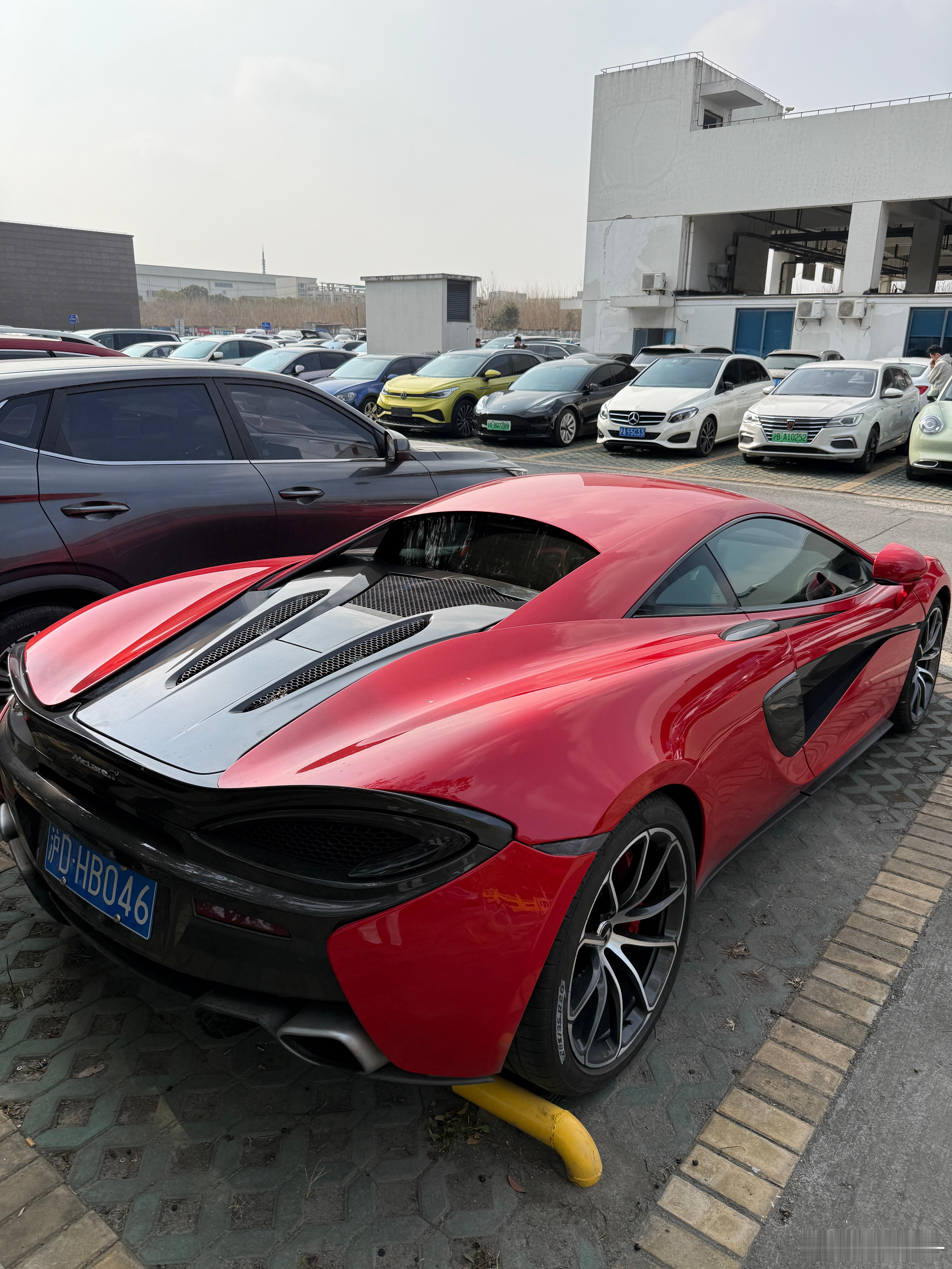 这迈凯伦怎么…漆面鼓包了 