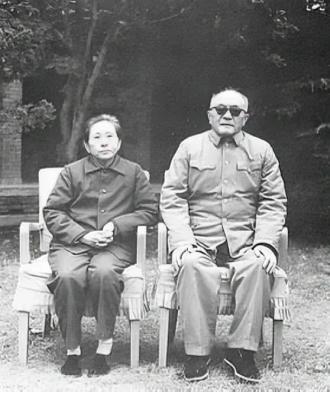 1952年，黄克诚的岳父贩卖鸦片，被判死刑，行刑前，黄克诚找到了负责此案的干部，