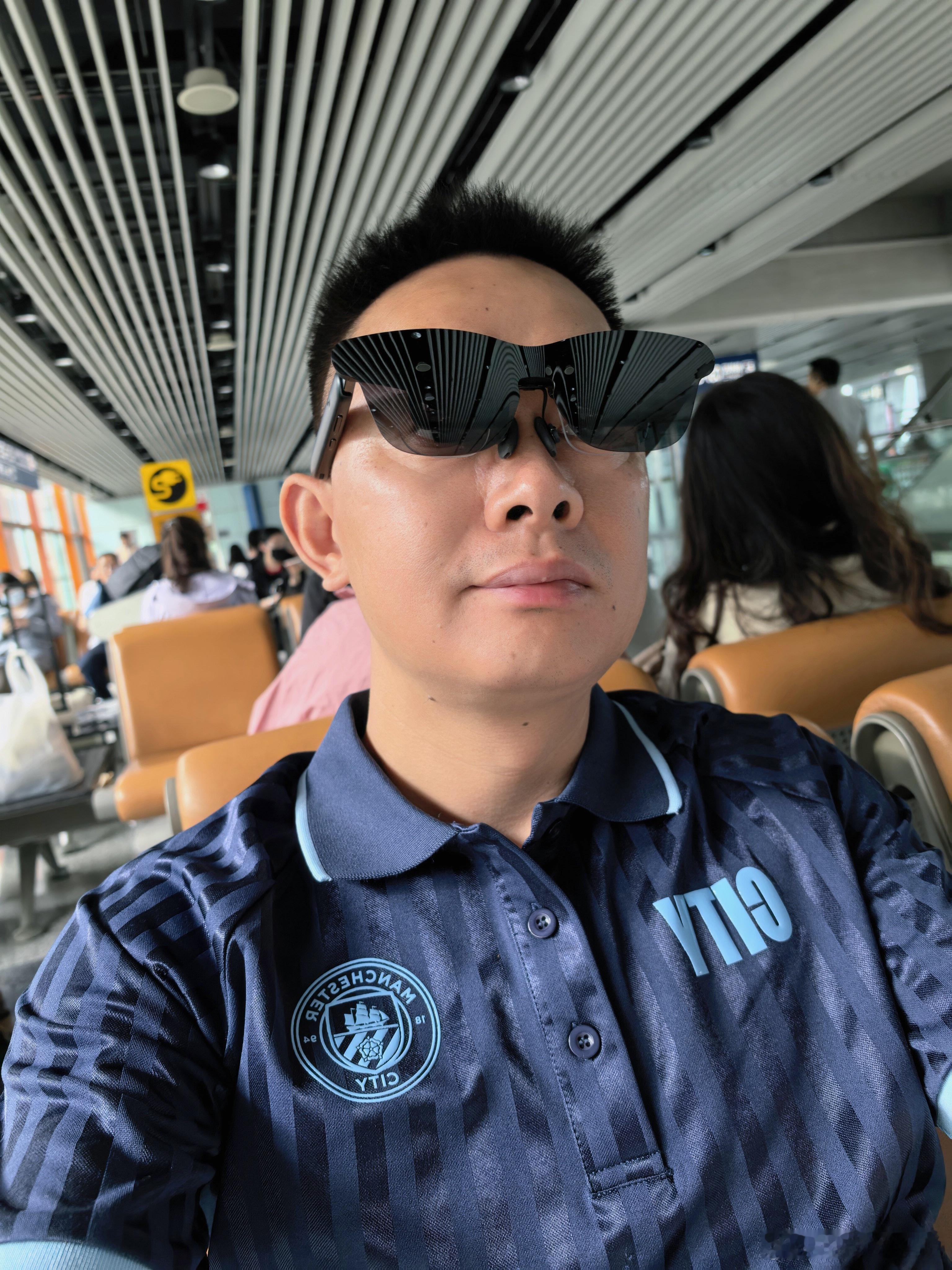 虽然延误了，登机时间待定虽然这么早回去是为了下午约了模特拍照但是遇事不能慌拿出随