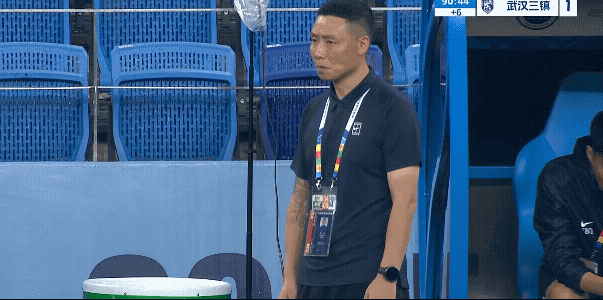 即便是深圳新鹏城锁定胜局了，依然感觉陈涛好像心事重重，不知道在想什么，难道深圳新