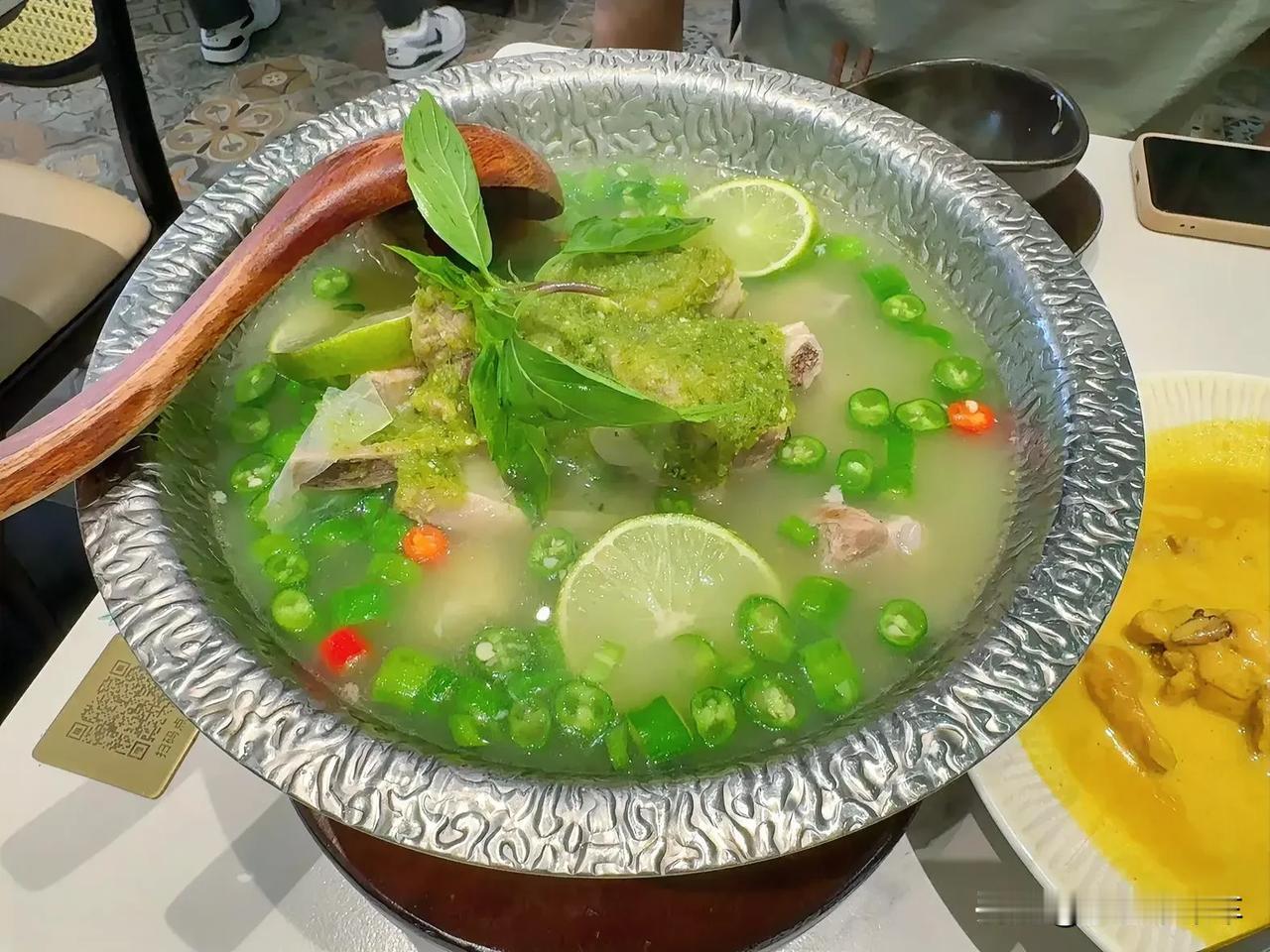 #秋日生活打卡季#哇哦，好吃的河内炖排骨，就是好酸啊[尬笑]