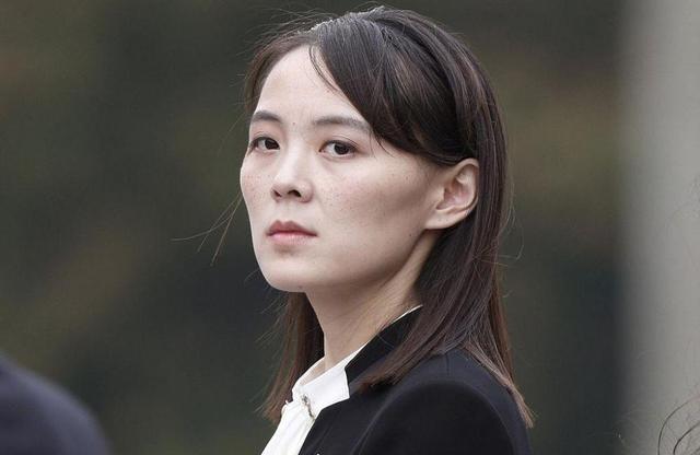 半岛这盘棋，被金与正翻了个底朝天。

美国先放话，要请“老朋友”特朗普出山，和金