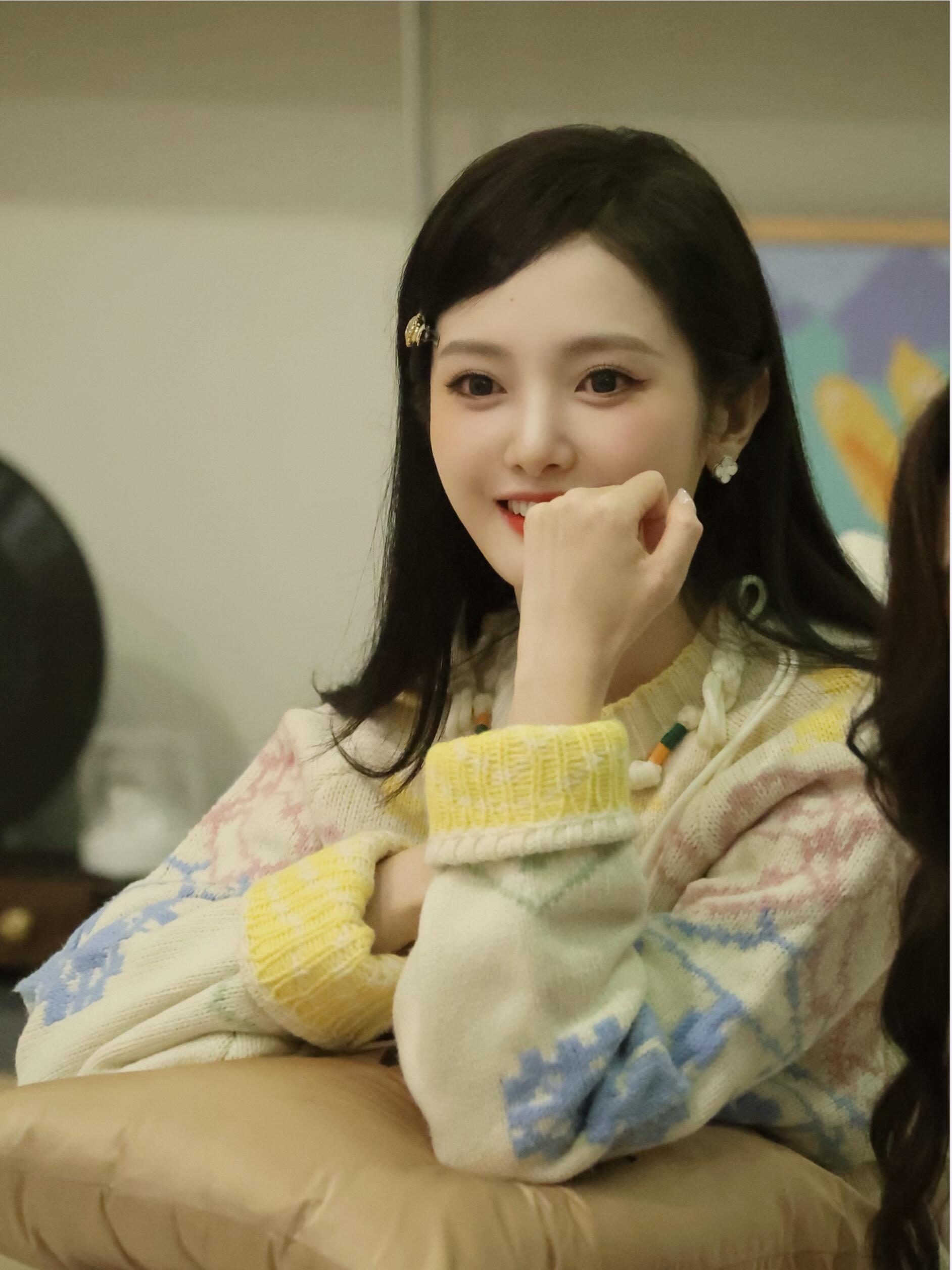 恋综居然公开嘉宾朋友圈了 这季半熟恋人女嘉宾有个是网红诶，上节目完全没见光死，依