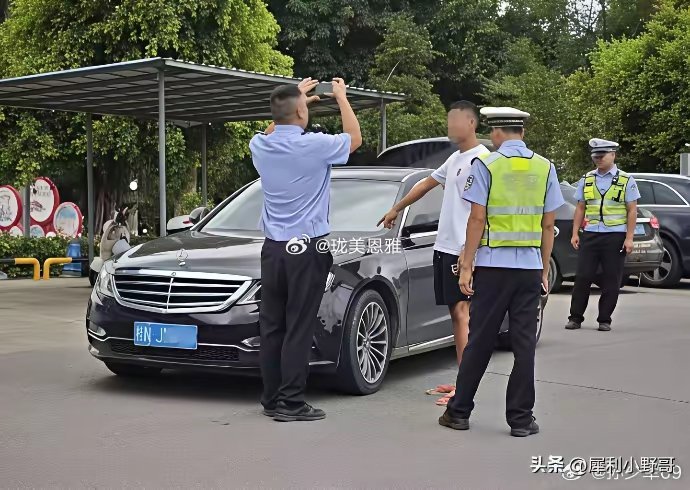 这车看着很熟悉，但是又有一种说不出来的怪怪的感觉！ 