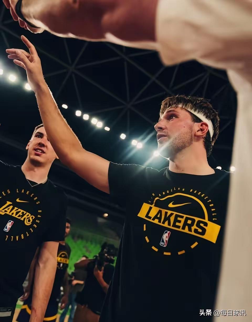 老球迷经典玩梗，NBA每年休赛期三大保留节目：

1、东契奇减肥锡安复出。
 