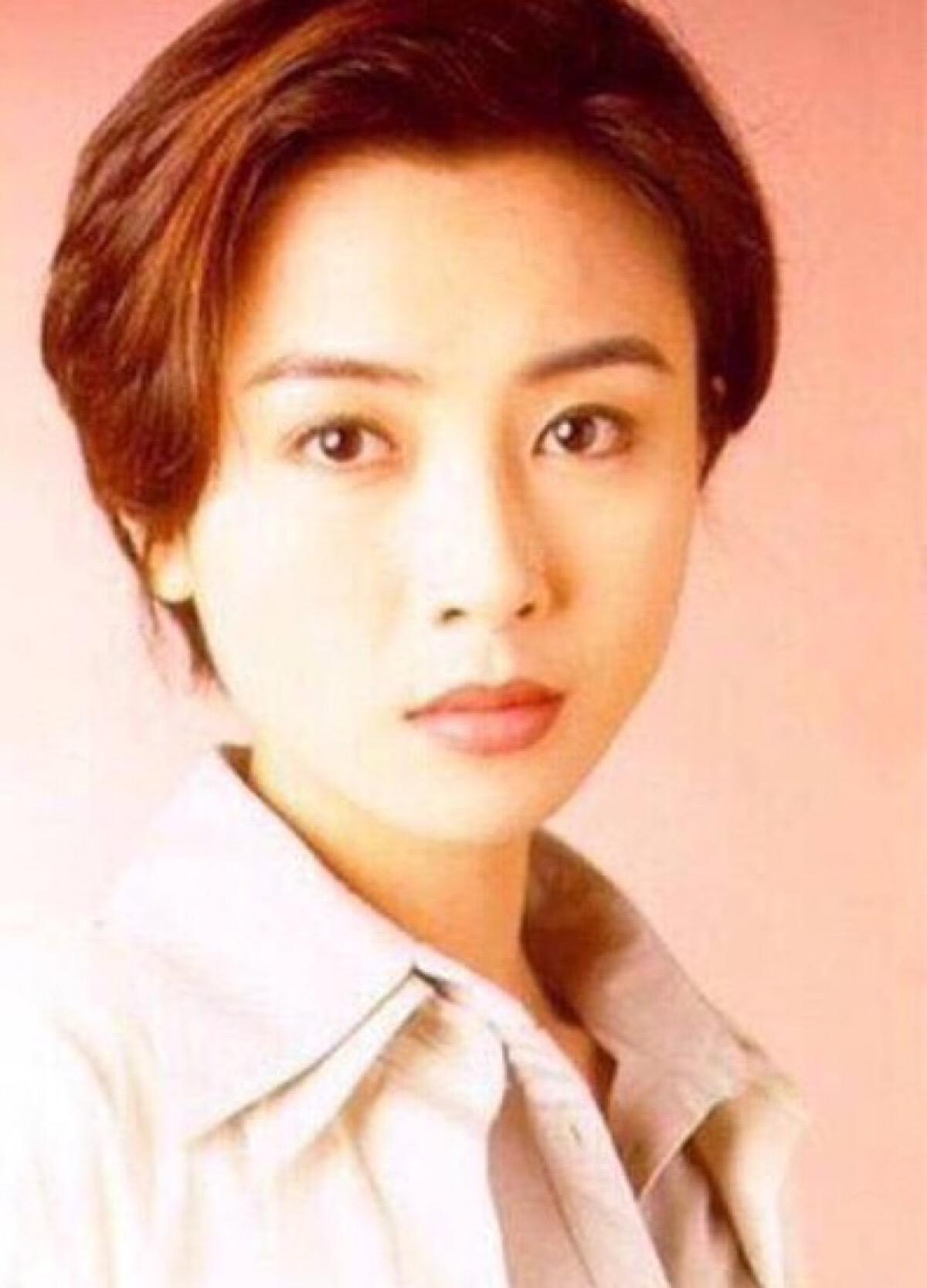 袁洁莹和张可颐很像，早期的时候，两个人都是一头短发！
袁洁莹看上去更瘦，更英气一
