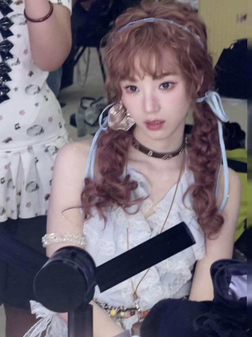 黄灿灿的奖杯也是黄灿灿的 毛绒小奖杯在黄灿灿手里显得更可爱了，两个都是软软糯糯的