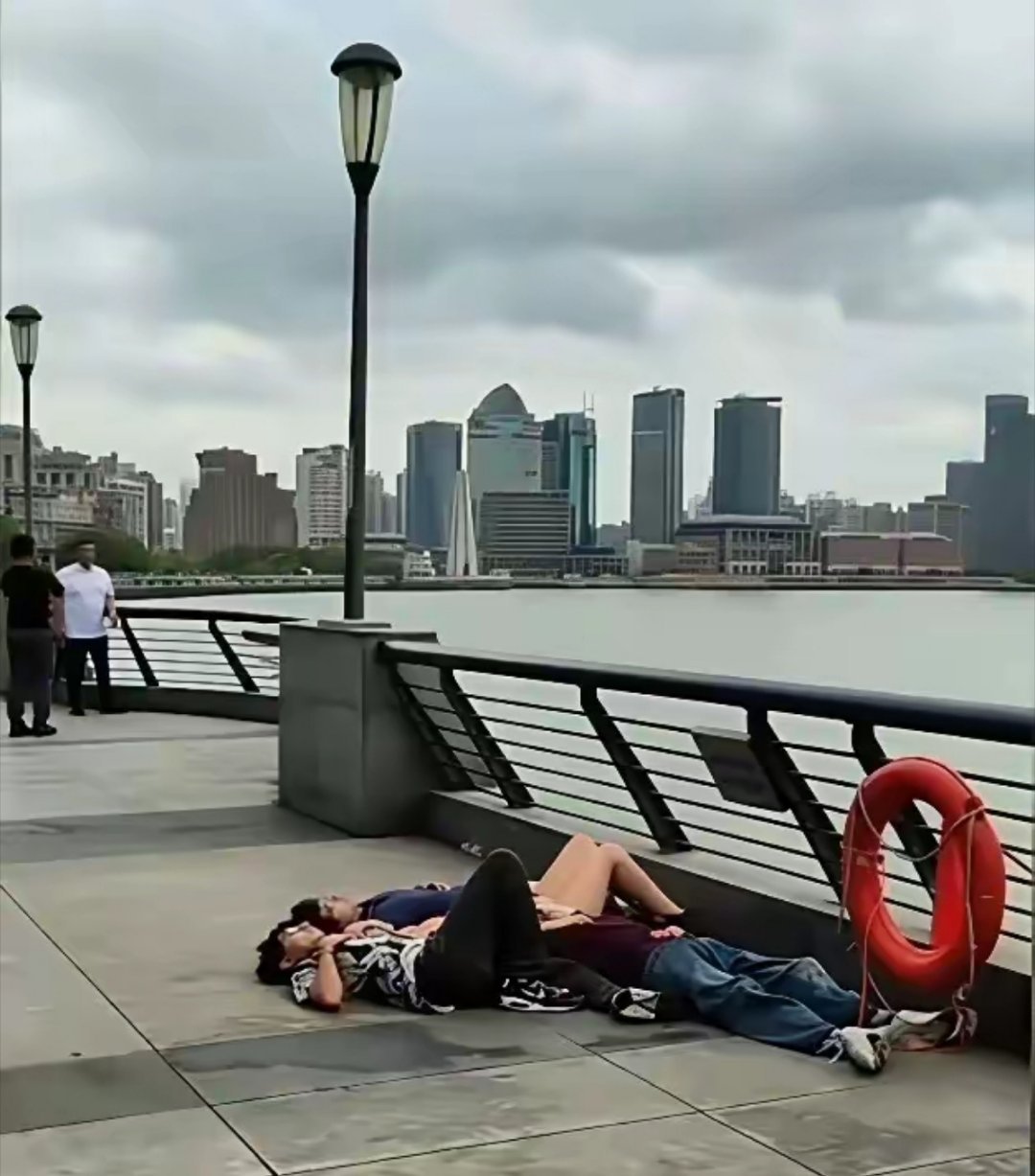 这几位印度青年在外滩逛累了，席地而眠，全然不顾身处何地，也不在意自身形象。 