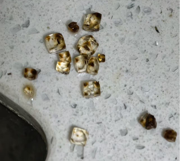 【酱油里惊现“玻璃渣”，这还能吃吗？】有网友发现了一件略诡异的事情：自家放了很久