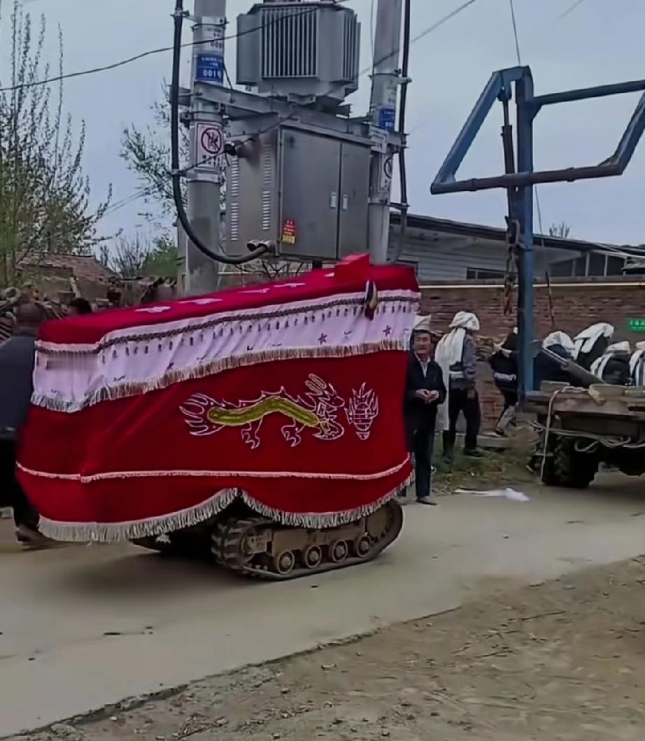 无人殡葬车！真是让人开了眼界了，以前的时候出殡都是要人拉肩扛，现如今，农村的老龄