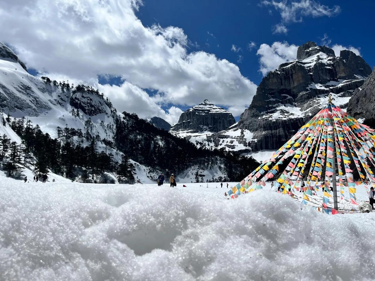 上句:   雪落千山静，

下句：雾起万水迷。