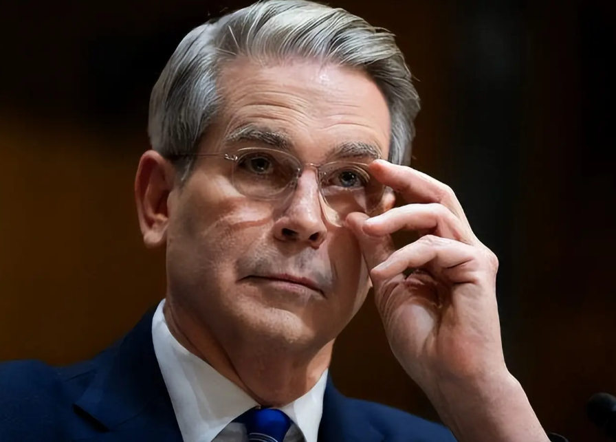 菲律宾多次派船强闯黄岩岛，为啥中方拒绝击沉？最失望的其实是贝森特！3月18日，菲