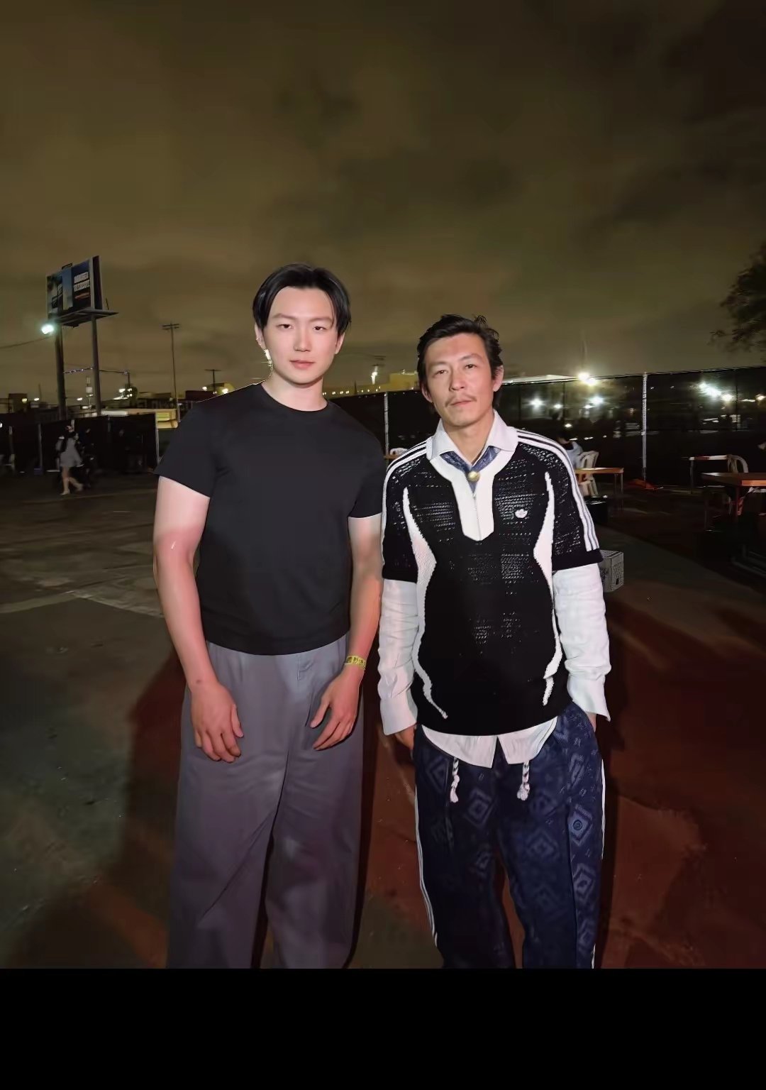 严重怀疑他留胡子是故意让自己变丑的！他害怕之前照片里的女人都再来找他 