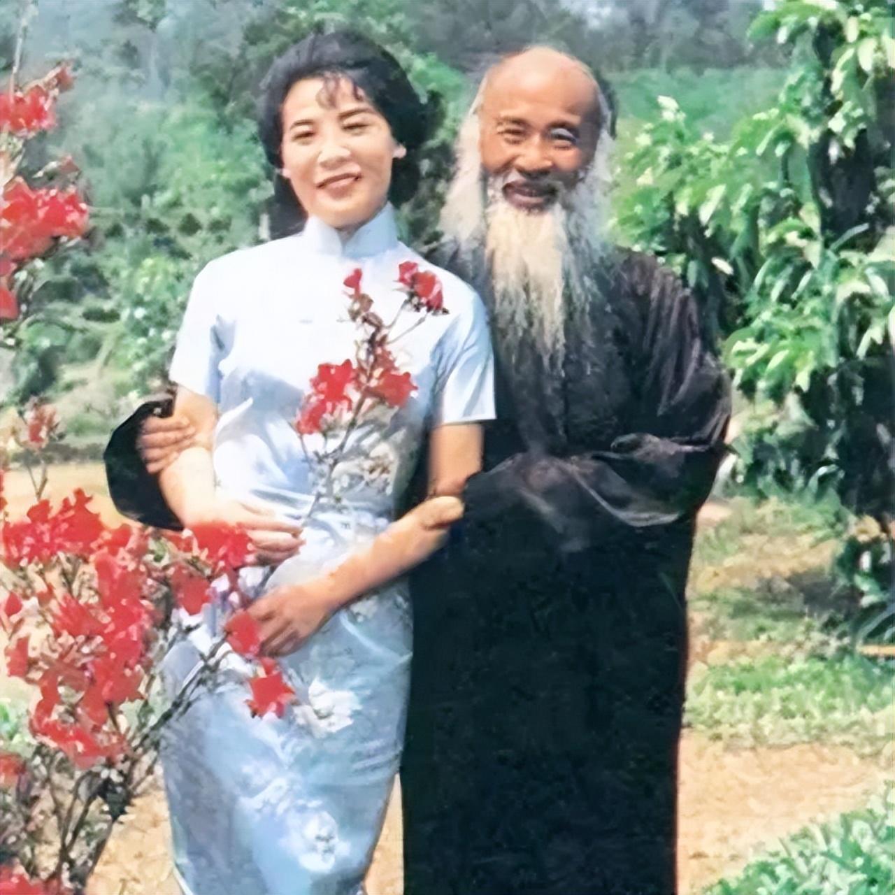 1943年，44岁张大千，看上女儿14岁的闺蜜徐雯波。徐雯波红着脸问：“伯父，我