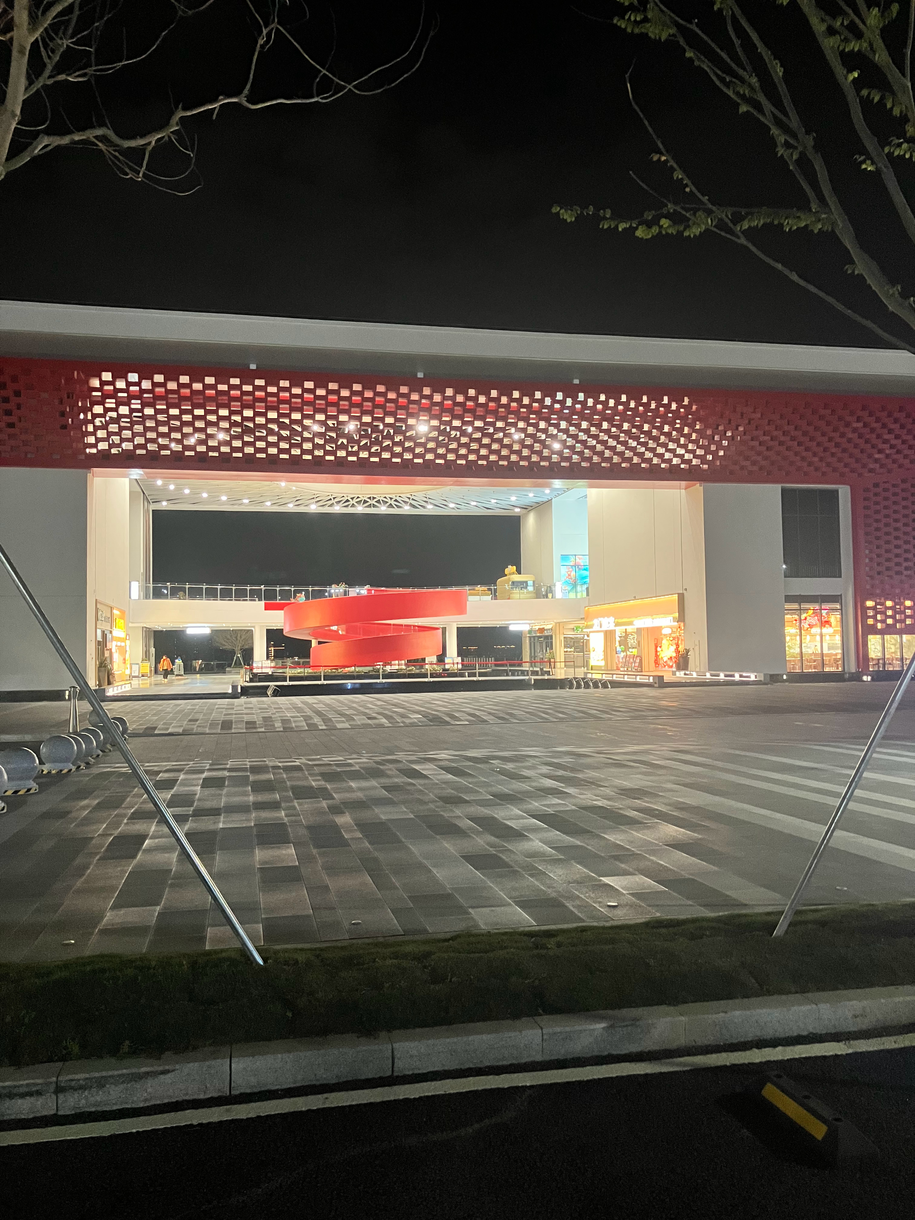 这个服务区，地上两层，地下两层，有KTV，有温泉，而且，基本没人会来查东查西。 