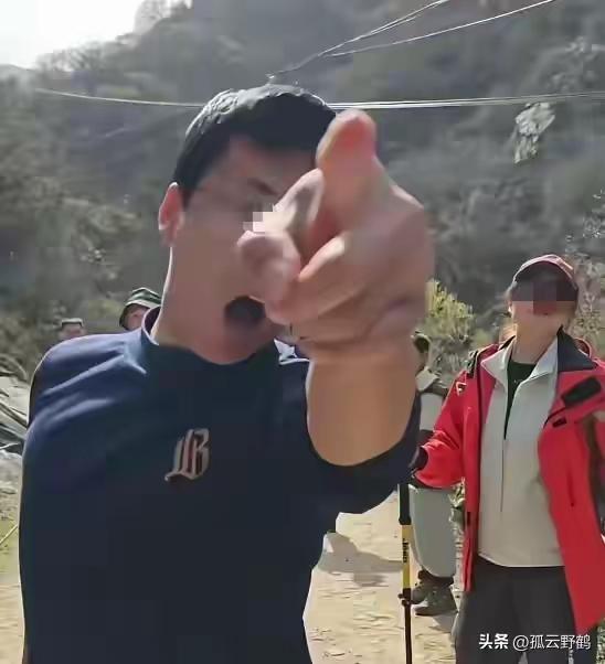 值得警示！值得警示！

近日，秦岭山里随意丢垃圾的张某某以及同行人焦某某的公开道