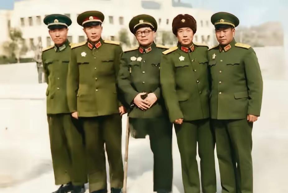 照片不是很清楚。照片中间这位将军是谁？哪位军史大咖来说一下？